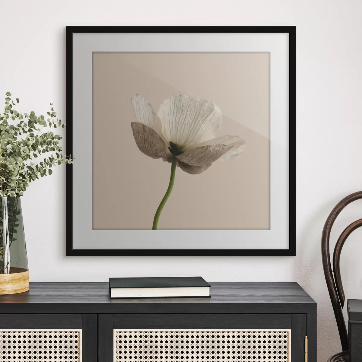 Poster Jemná květina s průsvitnými okvětními lístky na béžovém pozadí v minimalistickém stylu f49718