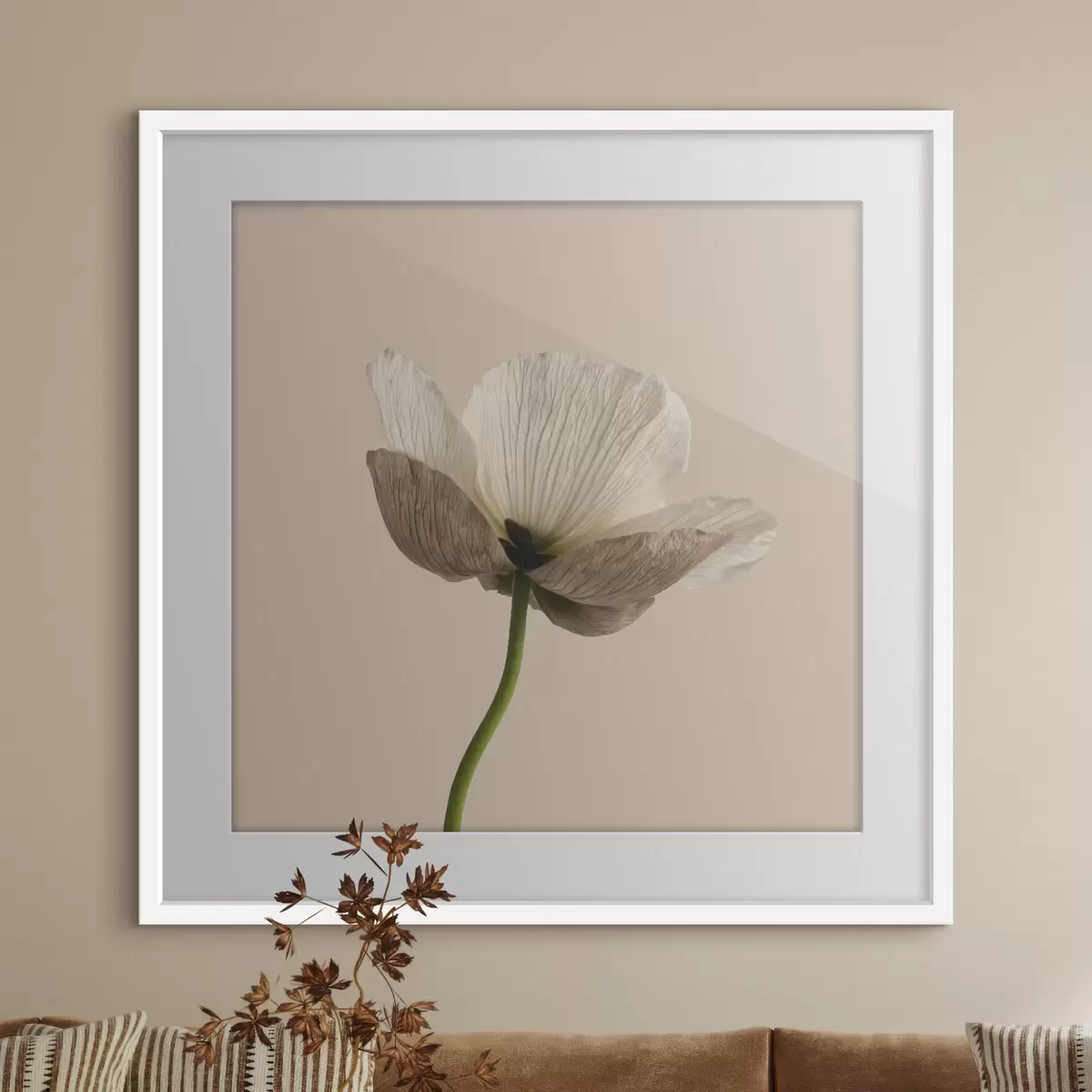 Poster Jemná květina s průsvitnými okvětními lístky na béžovém pozadí v minimalistickém stylu f49718
