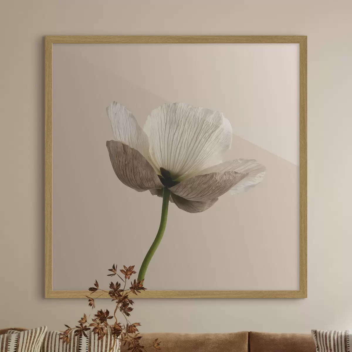 Poster Jemná květina s průsvitnými okvětními lístky na béžovém pozadí v minimalistickém stylu f49718