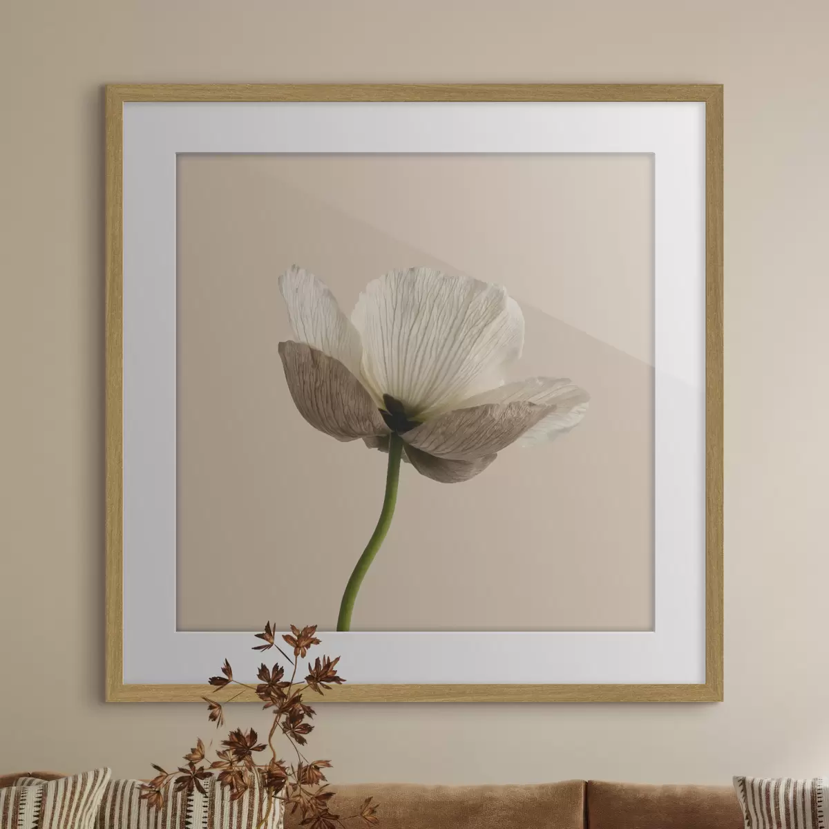 Poster Jemná květina s průsvitnými okvětními lístky na béžovém pozadí v minimalistickém stylu f49718